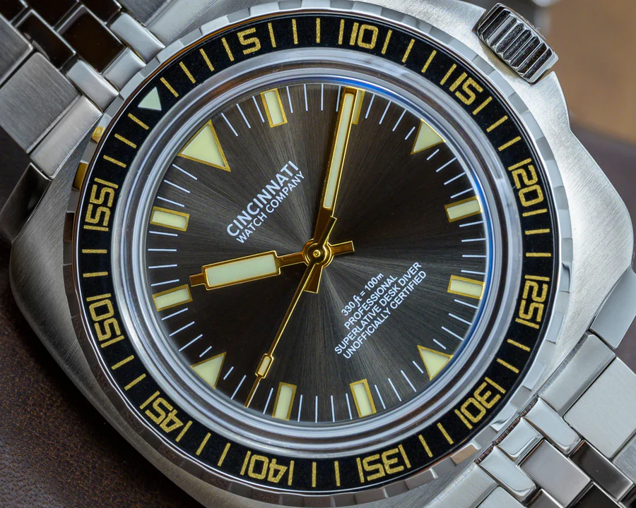 DeskDiver Profesisonal Black and Gold