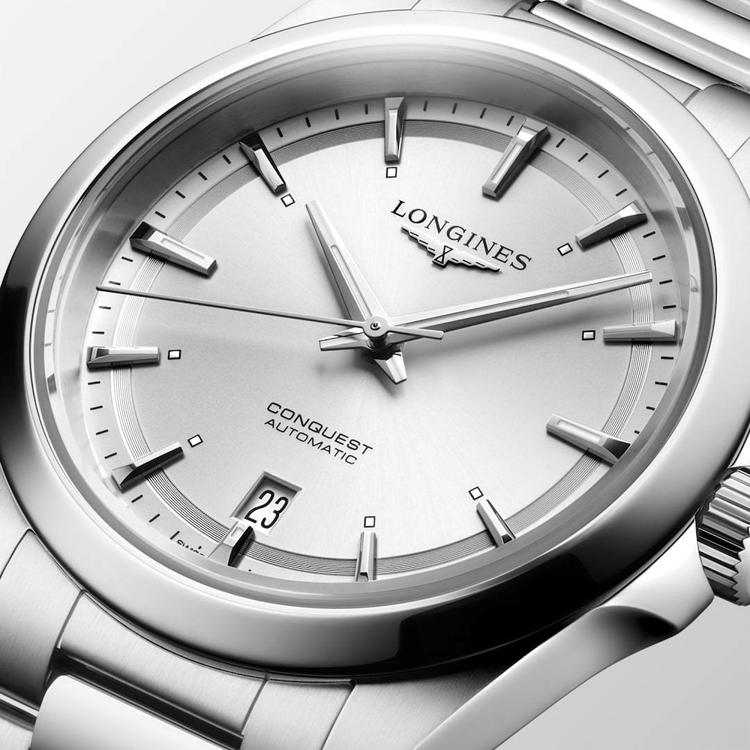LONGINES Conquest L3.720.4.72.6 Sunray Silver Dial Close-Up With Date Window