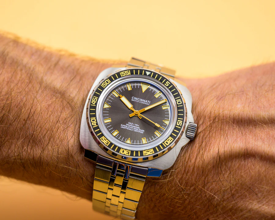 DeskDiver Profesisonal Black and Gold