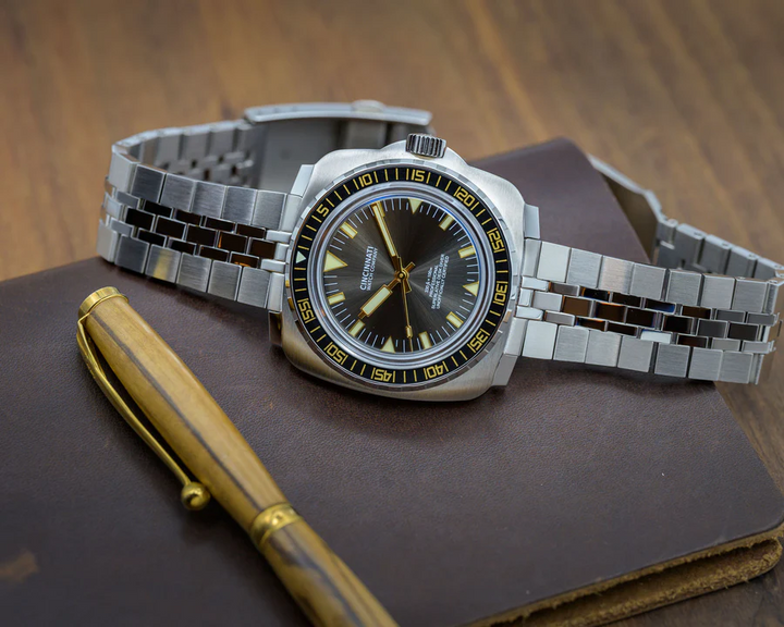 DeskDiver Profesisonal Black and Gold