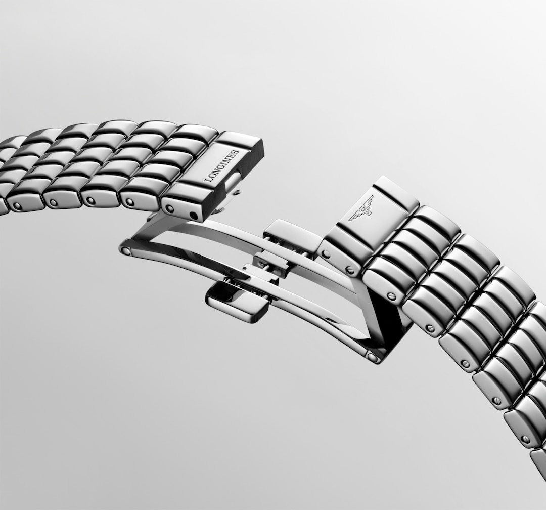 Close of a clasp for a LONGINES Mini DolceVita with stainless-steel bracelet. 29mm case. 